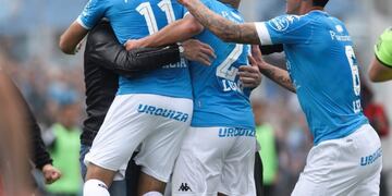 El Gallego tapado por los jugadores en el festejo del gol Pirata ante San Martín\u002E