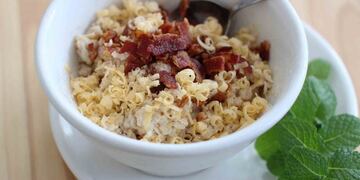 This March 2, 2015 photo shows bacon gouda oatmeal in Concord, N\u002EH\u002E (AP Photo/Matthew Mead) concord eeuu avena gouda tocino plato plato bols cereales queso panceta