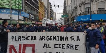 Los trabajadores de Plascar vienen reclamando respuestas por el cierre de la firma\u002E