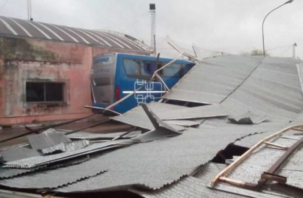 Un tornado en Añatuya hizo volar el techo de la terminal de ómnibus