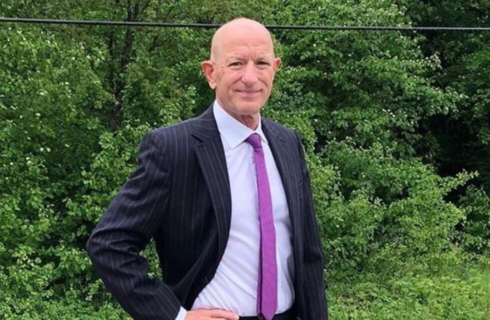 Mark Bryan, el hombre que es tendencia en redes por usar faldas y zapatos de tacón