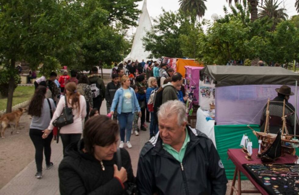 Punta Alta: artesanos y espectáculos en la Plaza Belgrano