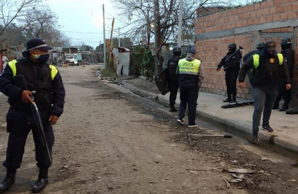 Fuertes operativos en Capital y en Las Talitas para combatir la tenencia ilegal de armas