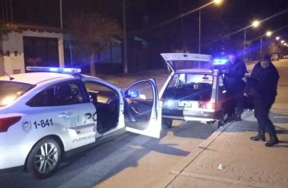 Iba en contramano, huyó de la policía y chocó un patrullero