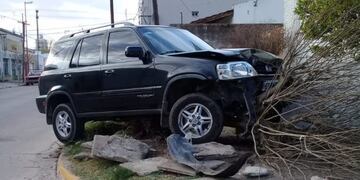 Chocaron una camioneta y la dejaron abandonada