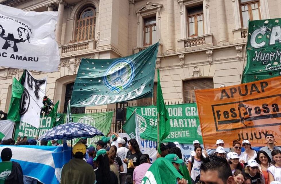 Gremios estatales inician paro exigiendo paritarias unificadas con los docentes
