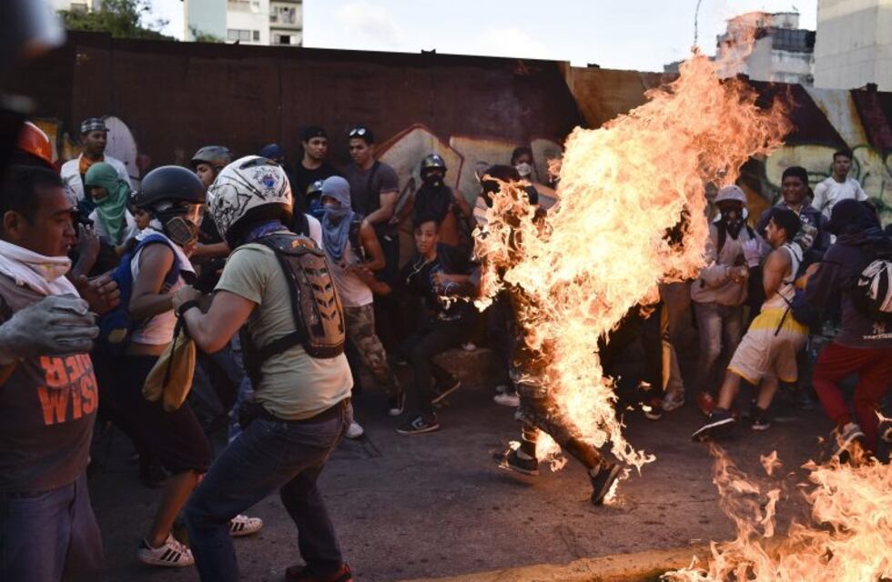 Murió el joven que había sido prendido fuego en una marcha opositora en Venezuela
