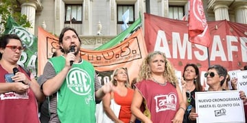 Los dirigentes quieren mantener la cláusula gatillo\u002E (@aterosario)