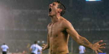 festejo de gol Argentina's forward Martin Palermo celebrates after scoring a goal against Peru during their FIFA World Cup South Africa-2010 qualifier football match at the Monumental stadium in Buenos Aires, Argentina on October 10, 2009\u002E Argentina won 2-1\u002E TOPSHOTS    AFP PHOTO / Juan Mabromata cancha river plate martin palermo futbol eliminatorias mundial 2010 futbol futbolistas partido seleccion argentina peru