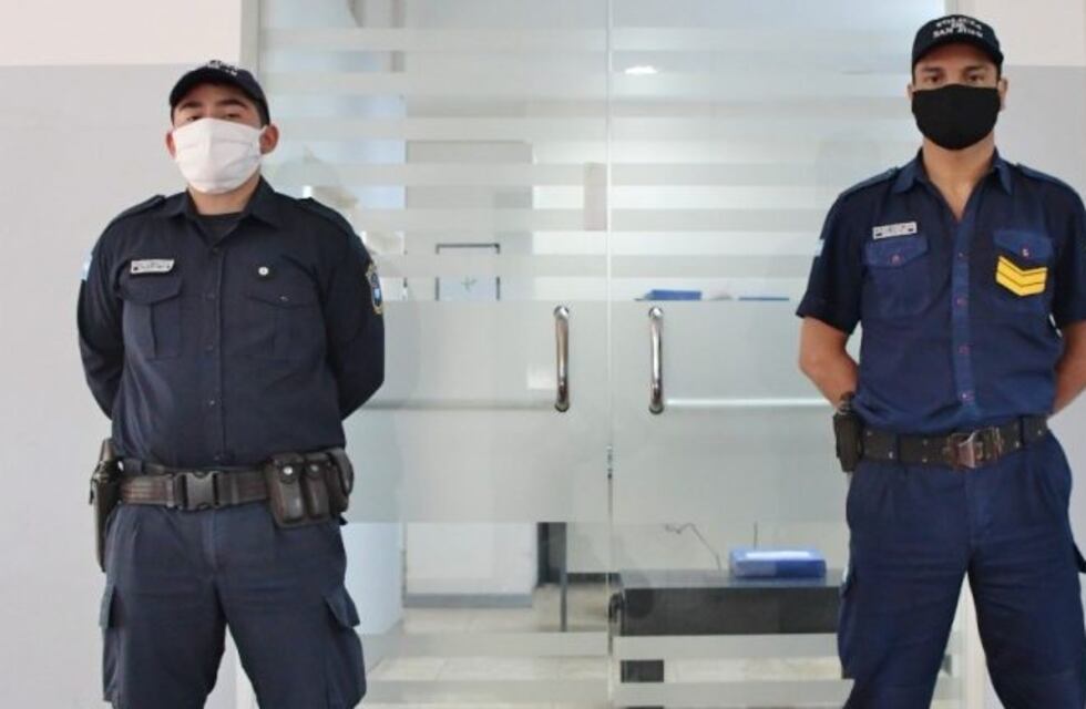 Dos policías se convirtieron en héroes al salvar a un bebé de morir ahogado