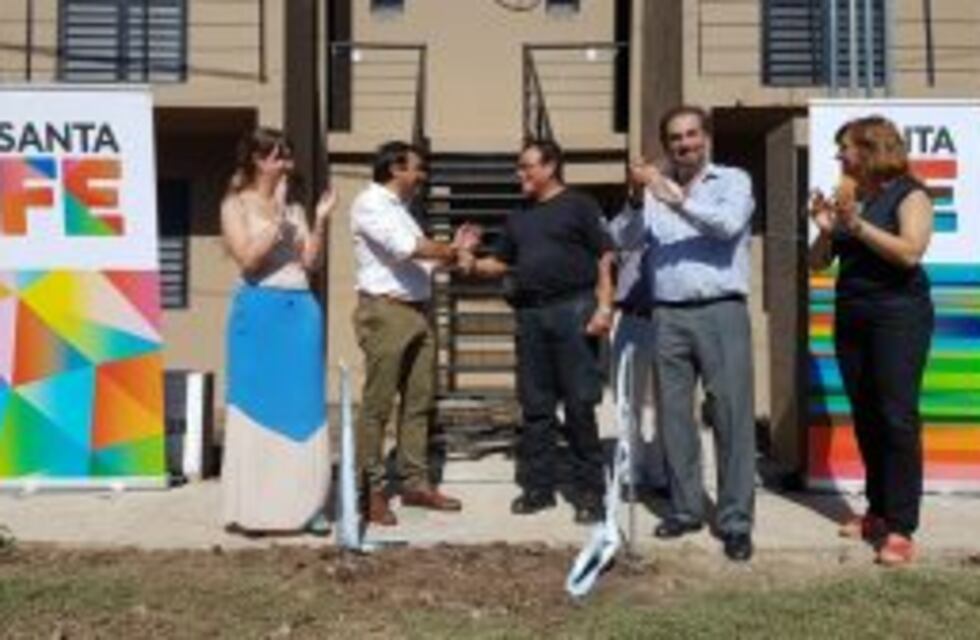 La Provincia entregó 15 viviendas en Rosario