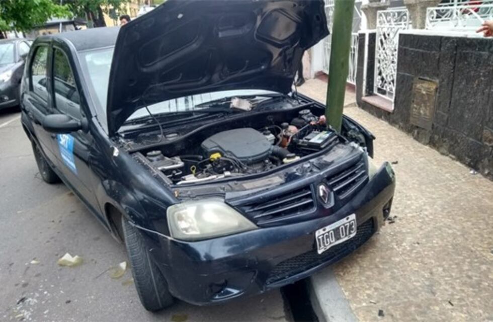 Perdió el control del auto y lo incrustó contra un poste