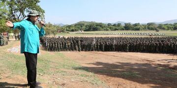 AME8910\u002E EL PAO (VENEZUELA), 04/05/2019\u002E- Fotografía cedida por el prensa de Miraflores que muestra al presidente de Venezuela, Nicolás Maduro, mientras encabeza una movilización denominada \