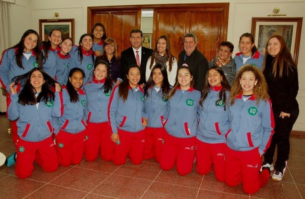 El gobernador Casas recibió a la Selección Riojana de Voley Sub 17