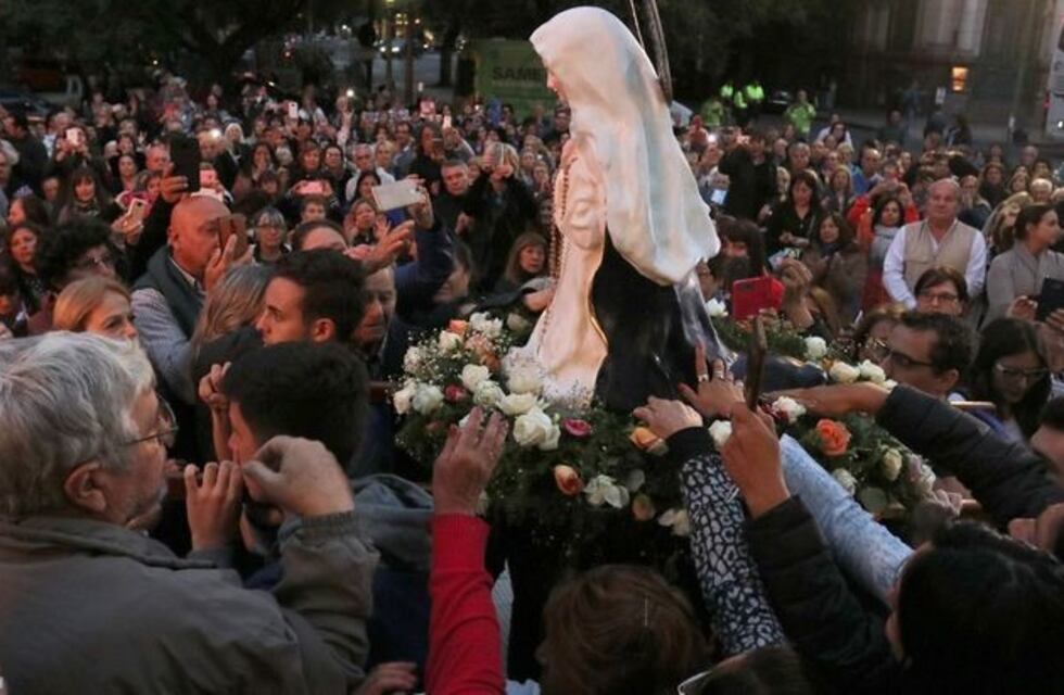 Cientos de fieles acompañaron la entronización de la Virgen del Cerro en La Plata