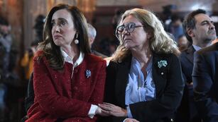 Victoria Villarruel junto a familiares de las víctimas homenajeadas.