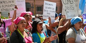 La organización social marchó al Ministerio de Economía y también en el ingreso al country donde vive Luis Caputo. Foto: Barrios de Pie