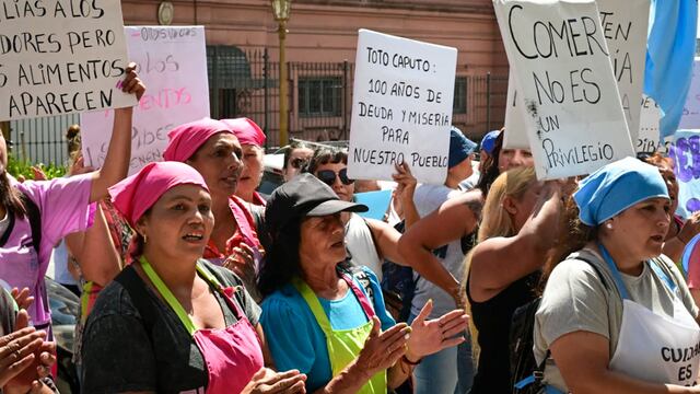 La organización social marchó al Ministerio de Economía y también en el ingreso al country donde vive Luis Caputo. Foto: Barrios de Pie