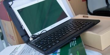 Más de 200 dispositivos similares al de la imagen y con sus respectivos teclados fueron entregados a estudiantes por la UNCuyo.