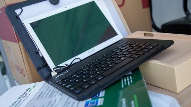 Más de 200 dispositivos similares al de la imagen y con sus respectivos teclados fueron entregados a estudiantes por la UNCuyo.