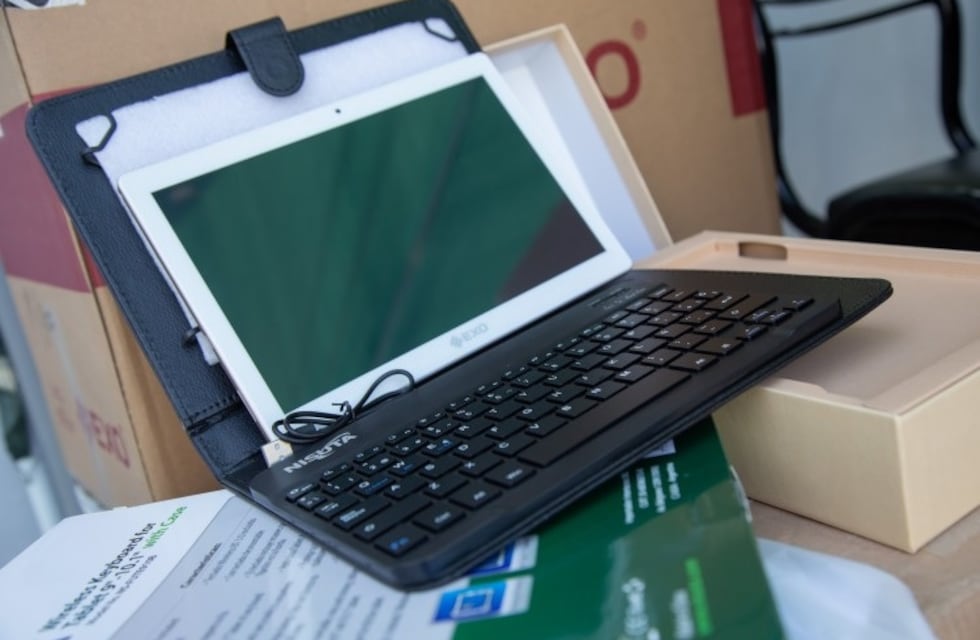 Conectividad: Entregaron 250 tablets a estudiantes en la UNCuyo