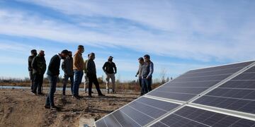 El ministro de Economía de Mendoza, Enrique Vaquié y el titular de la CIAT, Diego Stortini visitaron una instalación de riego por goteo que funciona completamente con energía solar. Gentileza