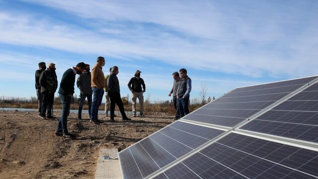 El ministro de Economía de Mendoza, Enrique Vaquié y el titular de la CIAT, Diego Stortini visitaron una instalación de riego por goteo que funciona completamente con energía solar. Gentileza