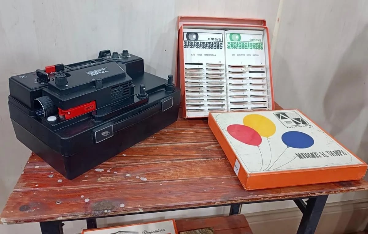 Un potente proyector y colecciones de diapositivas, en su época herramientas valiosas y novedosas que disponían para sus clases los docentes de la Escuela Normal de Jujuy.