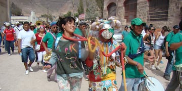 El pícaro diablo de la alegría, personaje principal del carnaval en la Quebrada de Humahuaca, hace bailar a la gente en las calles de Jujuy,