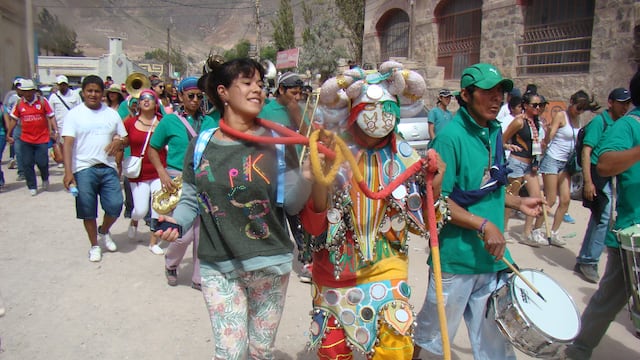 El pícaro diablo de la alegría, personaje principal del carnaval en la Quebrada de Humahuaca, hace bailar a la gente en las calles de Jujuy,