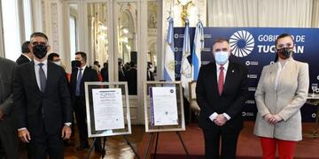 Jaldo y el fiscal de Estado Federico Nazur, entregaron la certificación de norma ISO 9001:2015 de Fiscalía de Estado