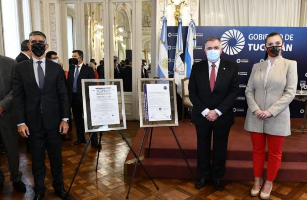 Jaldo y el fiscal de Estado Federico Nazur, entregaron la certificación de norma ISO 9001:2015 de Fiscalía de Estado