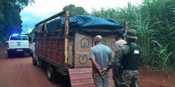 Operativo de Prefectura Naval Argentina desarticula red de contrabando de cigarrillos en Eldorado.