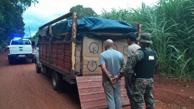 Operativo de Prefectura Naval Argentina desarticula red de contrabando de cigarrillos en Eldorado.