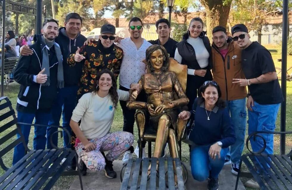 No alcanzó: Mirtha Legrand le hizo una crítica fulminante a su estatua de Villa Cañás