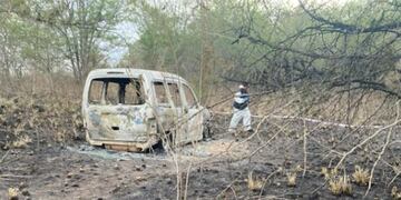 La camioneta calcinada que tenía los dos cuerpos adentro.