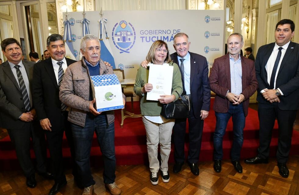 Jaldo entregó 25 viviendas en Manantial Sur: “Casas terminadas, casas entregadas”