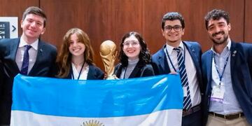 Los cuatro futuros abogados y el coordinador en la competencia de la ONU.