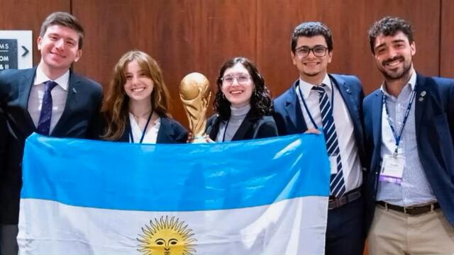 Los cuatro futuros abogados y el coordinador en la competencia de la ONU.