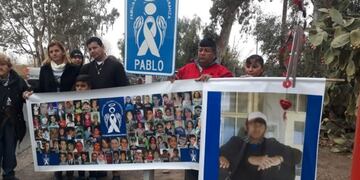 El cartel con un ángel azul que recuerda a Pablo, víctima de un accidente de tránsito en 2013.