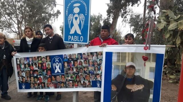 El cartel con un ángel azul que recuerda a Pablo, víctima de un accidente de tránsito en 2013.
