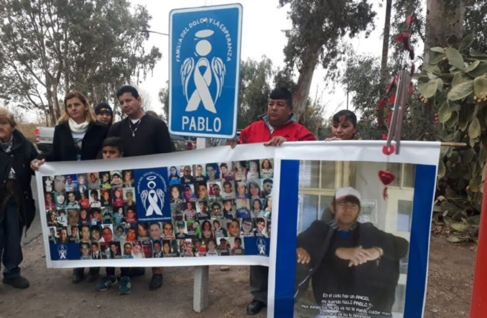 Murieron hace 9 años en un accidente de tránsito y hoy los recuerda un cartel azul con un ángel