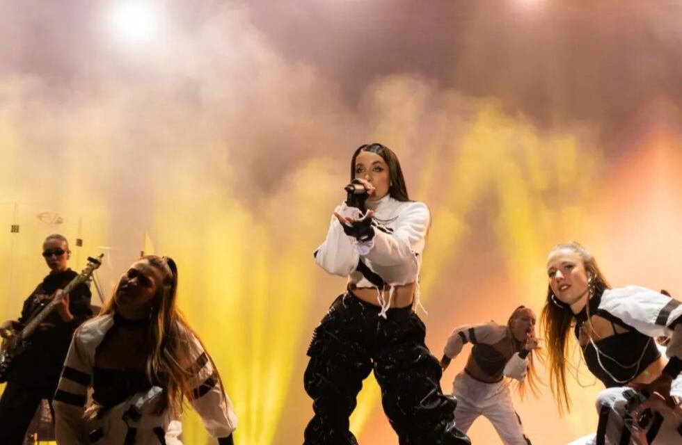 María Becerra se presentó en Chile y Sofía Reyes estuvo como invitada