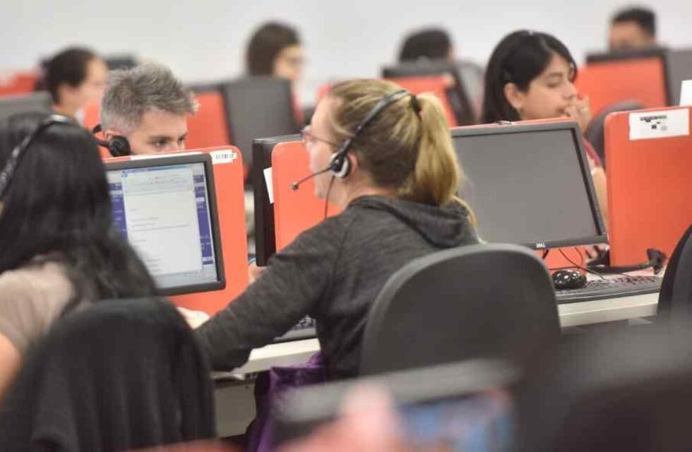 Ocho de cada diez estudiantes rosarinos que trabaja gana menos que el salario mínimo