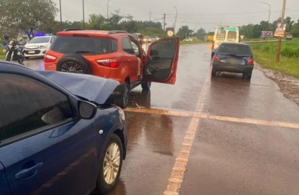Choque en cadena frente a la Terminal de Oberá dejó dos conductores hospitalizados