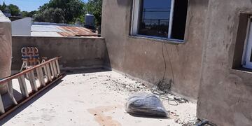 Se cayó un albañil de 2 metros de altura