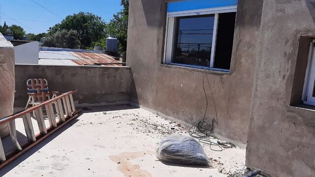 Se cayó un albañil de 2 metros de altura