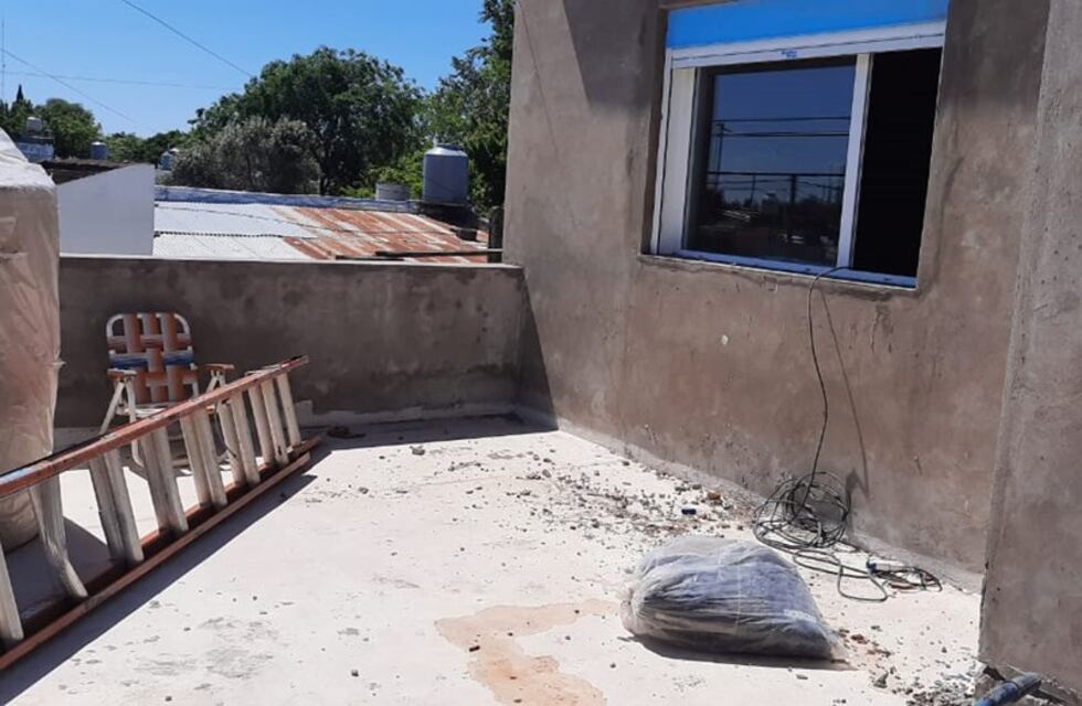 Hospitalizan a un albañil que cayó de dos metros de altura