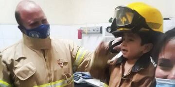 Bomberos por un día. Los Bomberos Voluntario de Salto de las Rosas con Alan en el hospital.