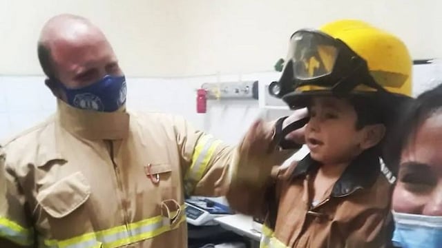Bomberos por un día. Los Bomberos Voluntario de Salto de las Rosas con Alan en el hospital.